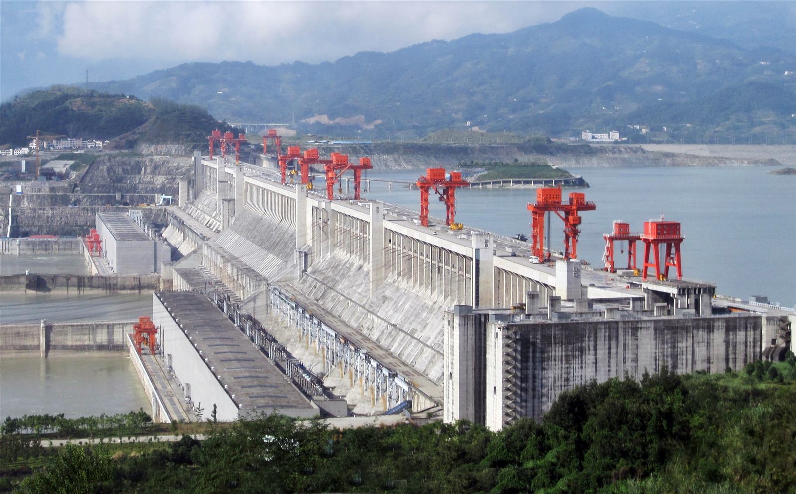 Hydroelectric dam